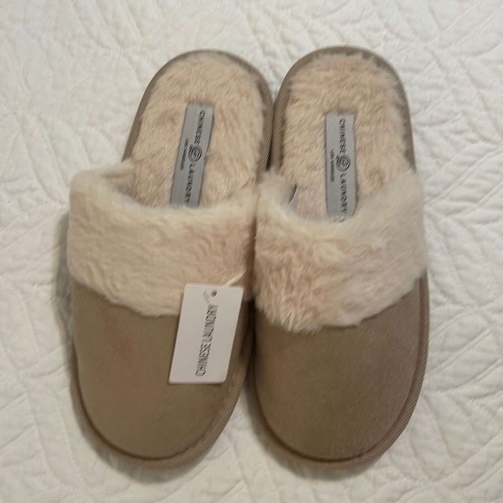 Slippers/ house shoes